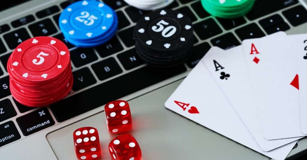 מכונת מזל או משחקי קלפים - מה יותר כיף לשחק אונליין