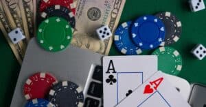 מכונת מזל או משחקי קלפים - מה יותר כיף לשחק אונליין
